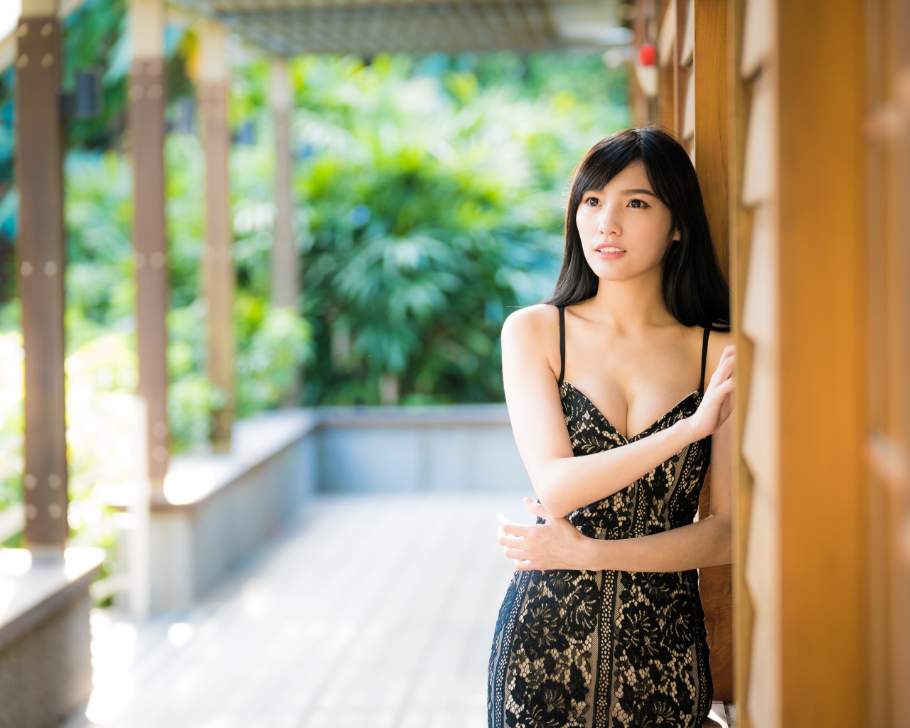 Нежная девушка азиатка в черном платье 