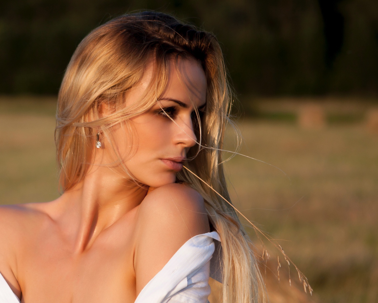 Нежная красивая девушка блондинка с колоском во рту