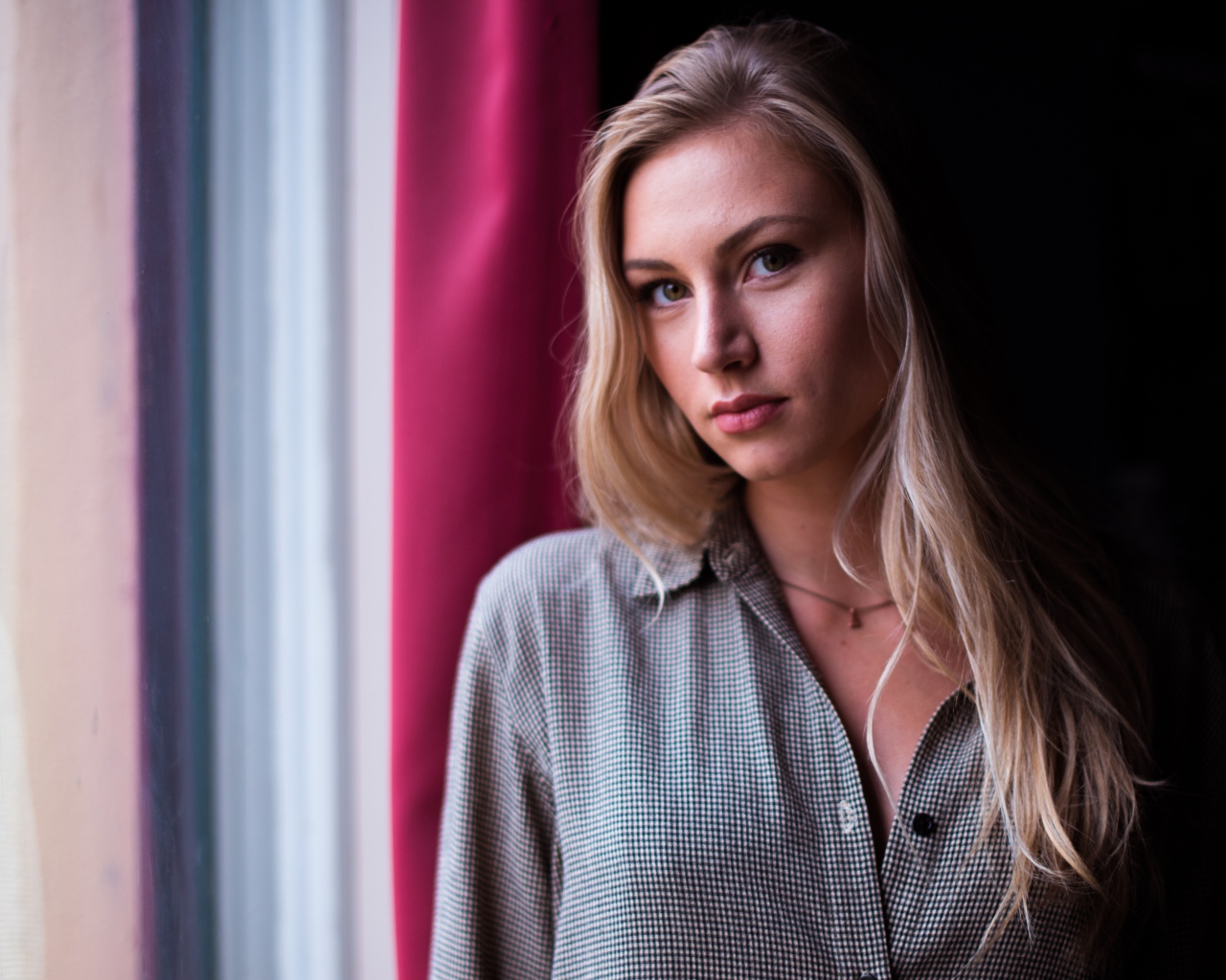 Нежная девушка блондинка у окна