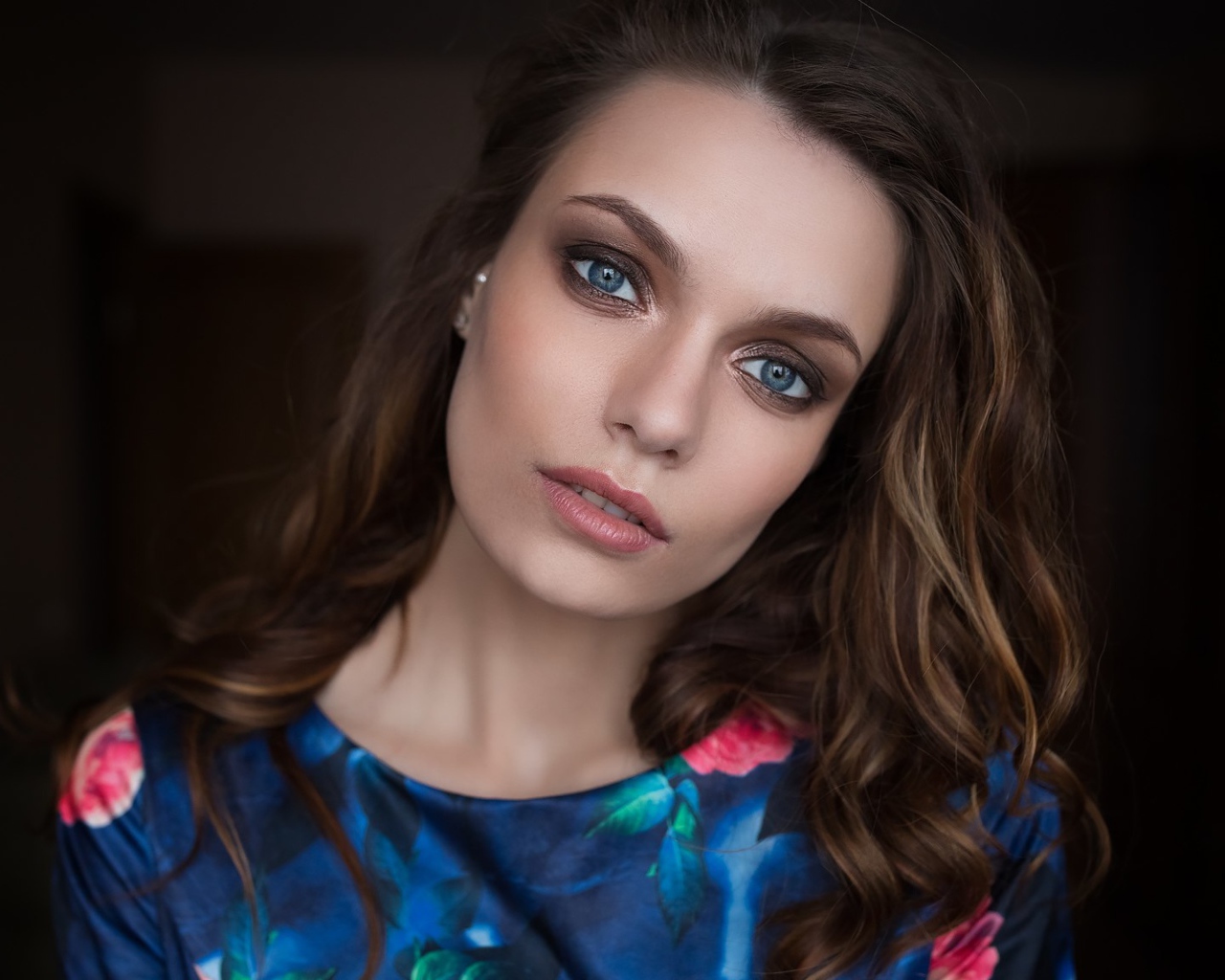 Нежная голубоглазая шатенка 