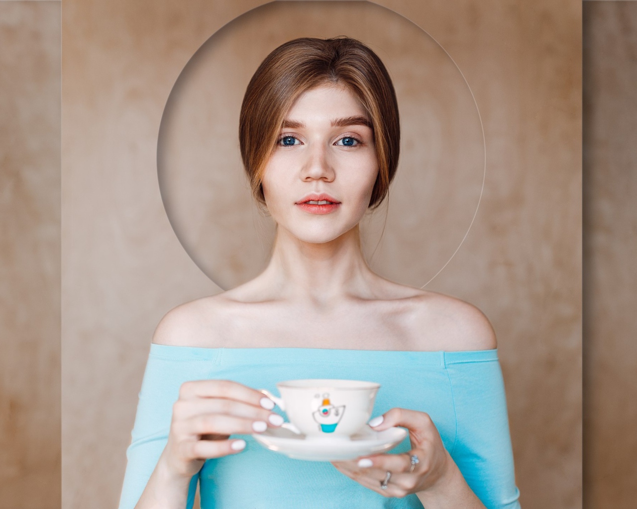 Нежная голубоглазая девушка с чашкой 
