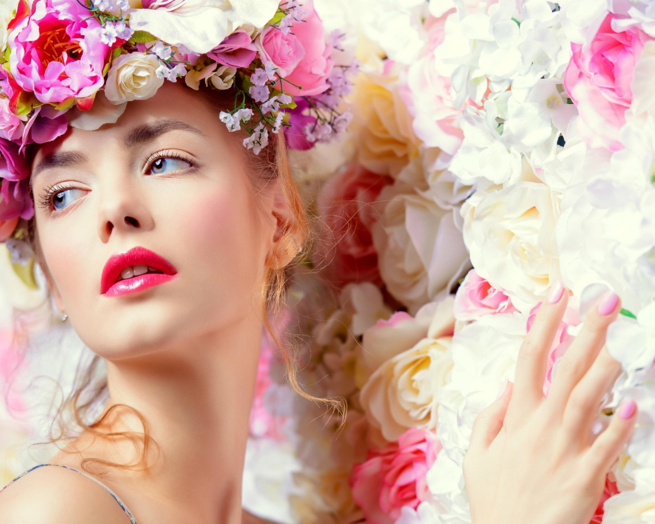 Нежная голубоглазая девушка с венком из цветов на голове