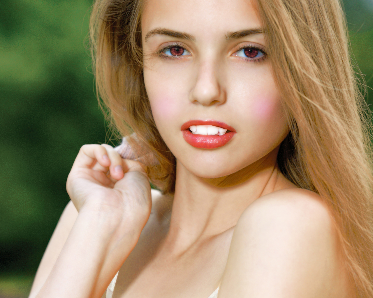 Нежная кареглазая девушка с длинными волосами