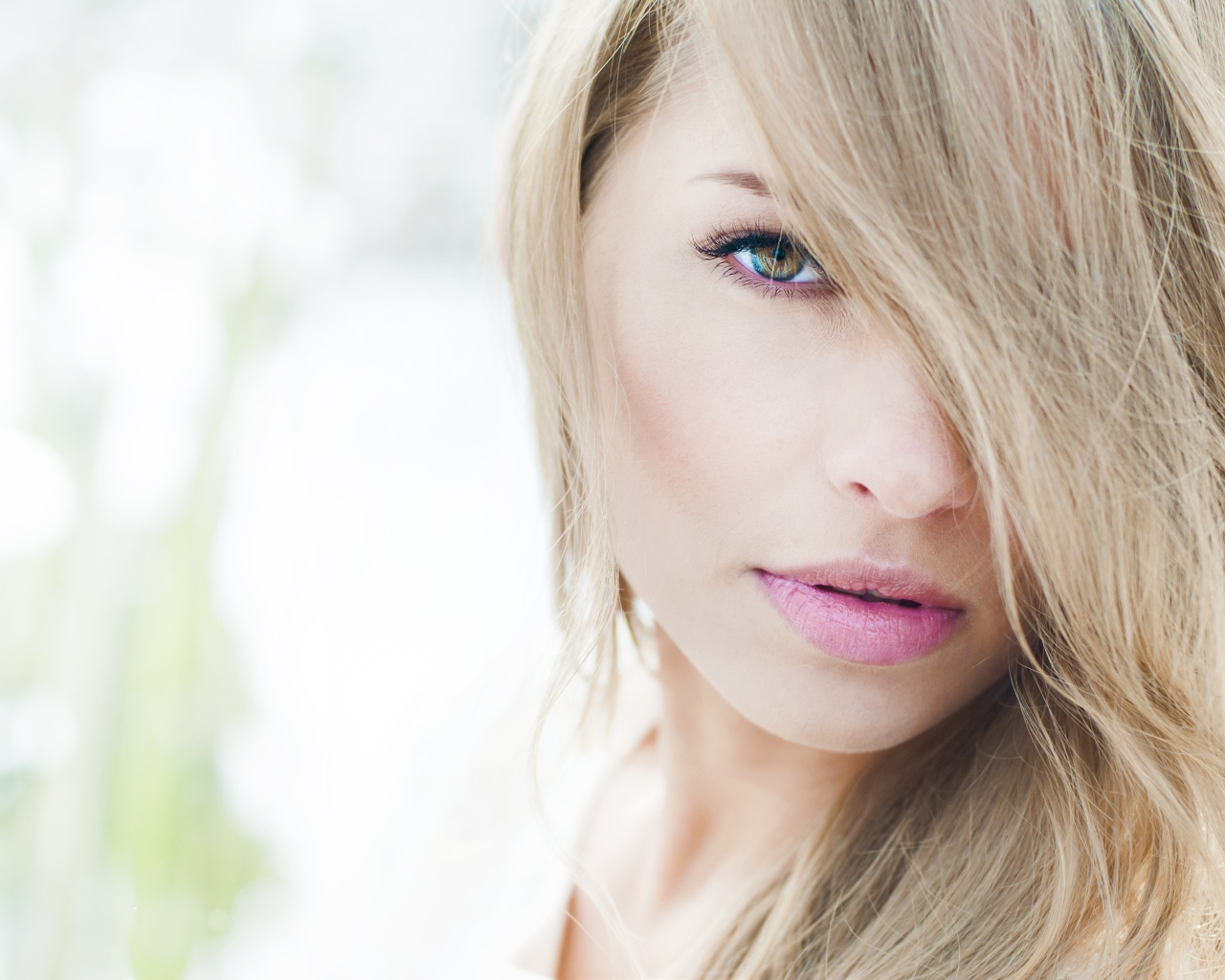 Нежная кареглазая девушка с длинными белыми волосами