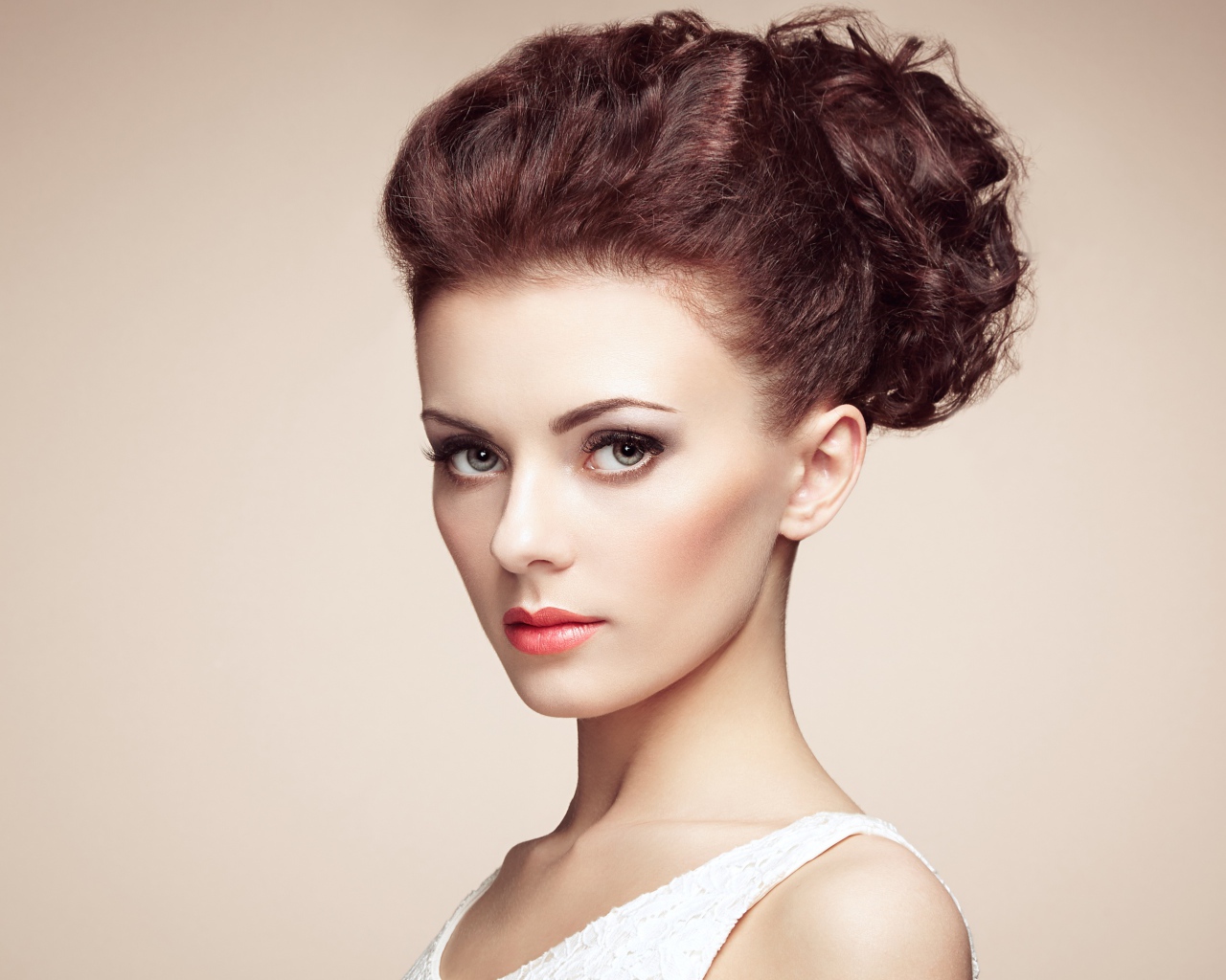 Нежная шатенка с красивой прической