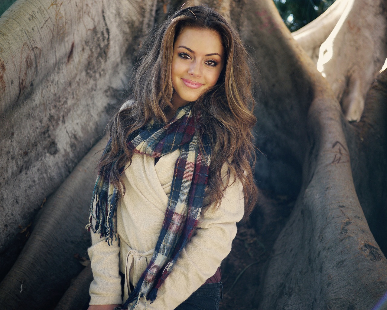 Нежная шатенка с шарфом на шее 