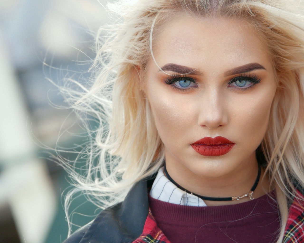 Эффектная голубоглазая блондинка с яркими красными губами