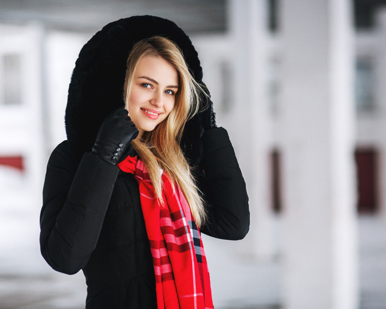 Модная улыбающаяся девушка в теплой куртке 