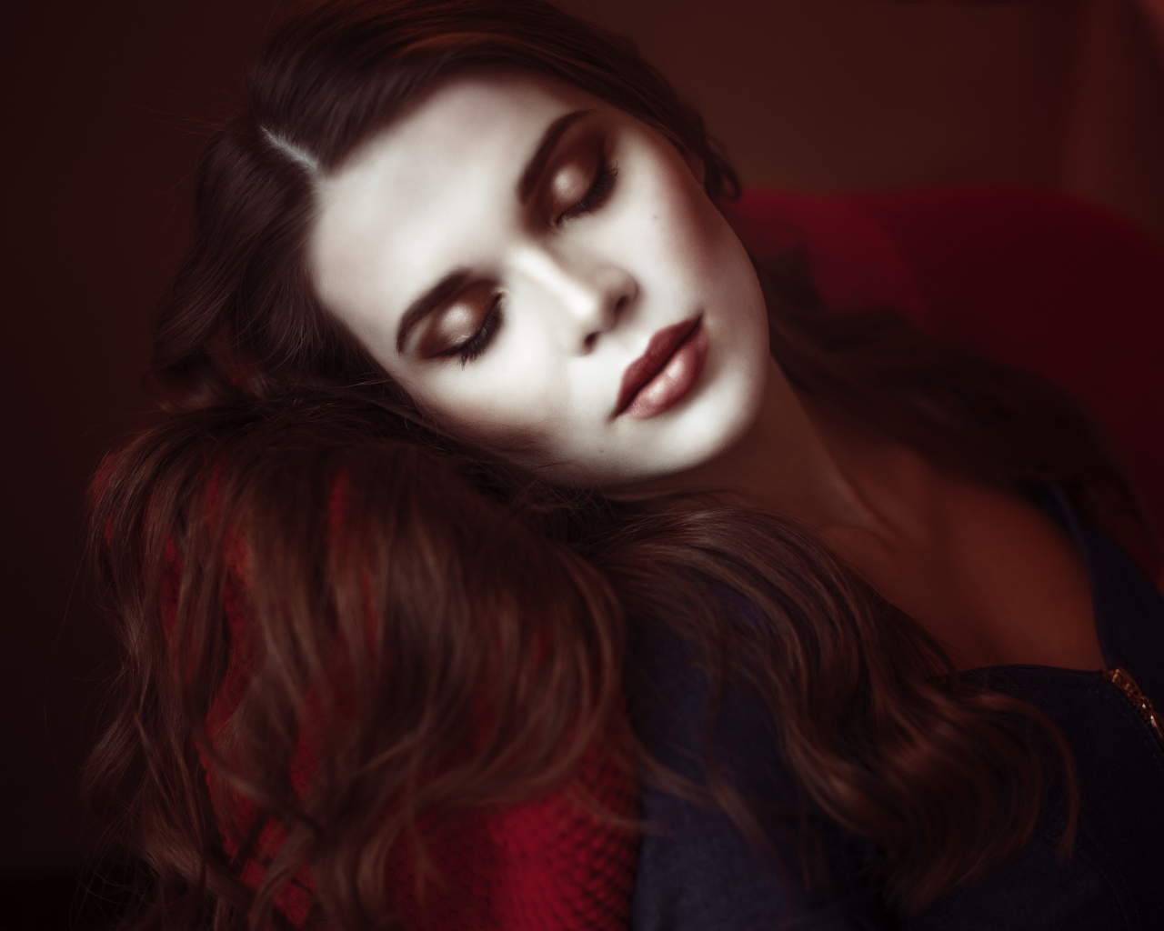 Нежная девушка спящая красавица