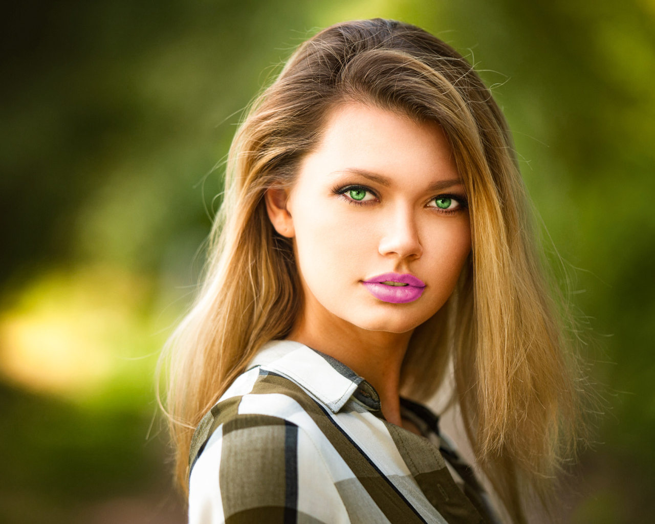 Нежная зеленоглазая девушка блондинка с накрашенными губами