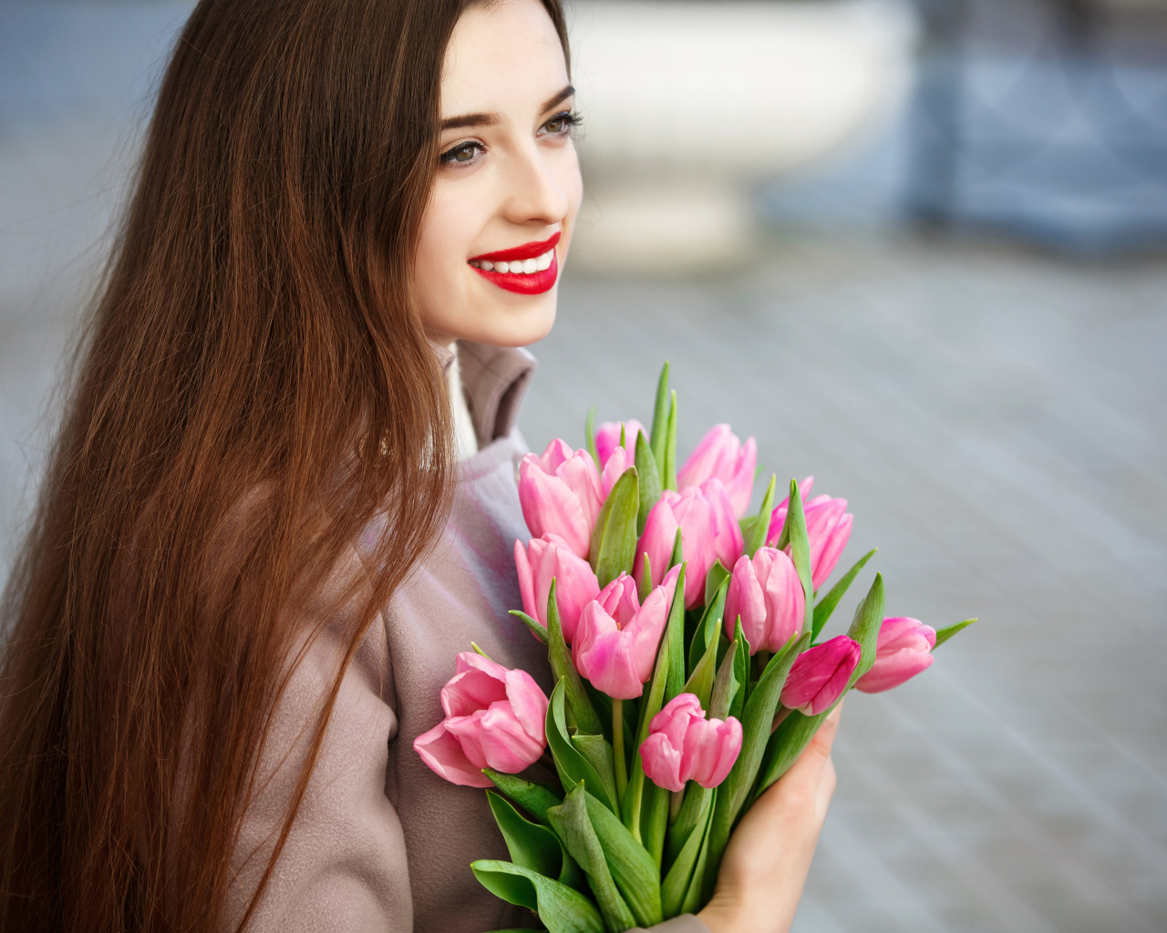Нежная улыбающаяся девушка шатенка с букетом тюльпанов