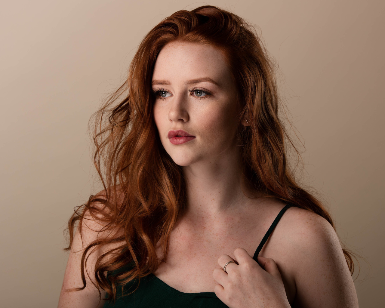 Нежная молодая рыжеволосая девушка