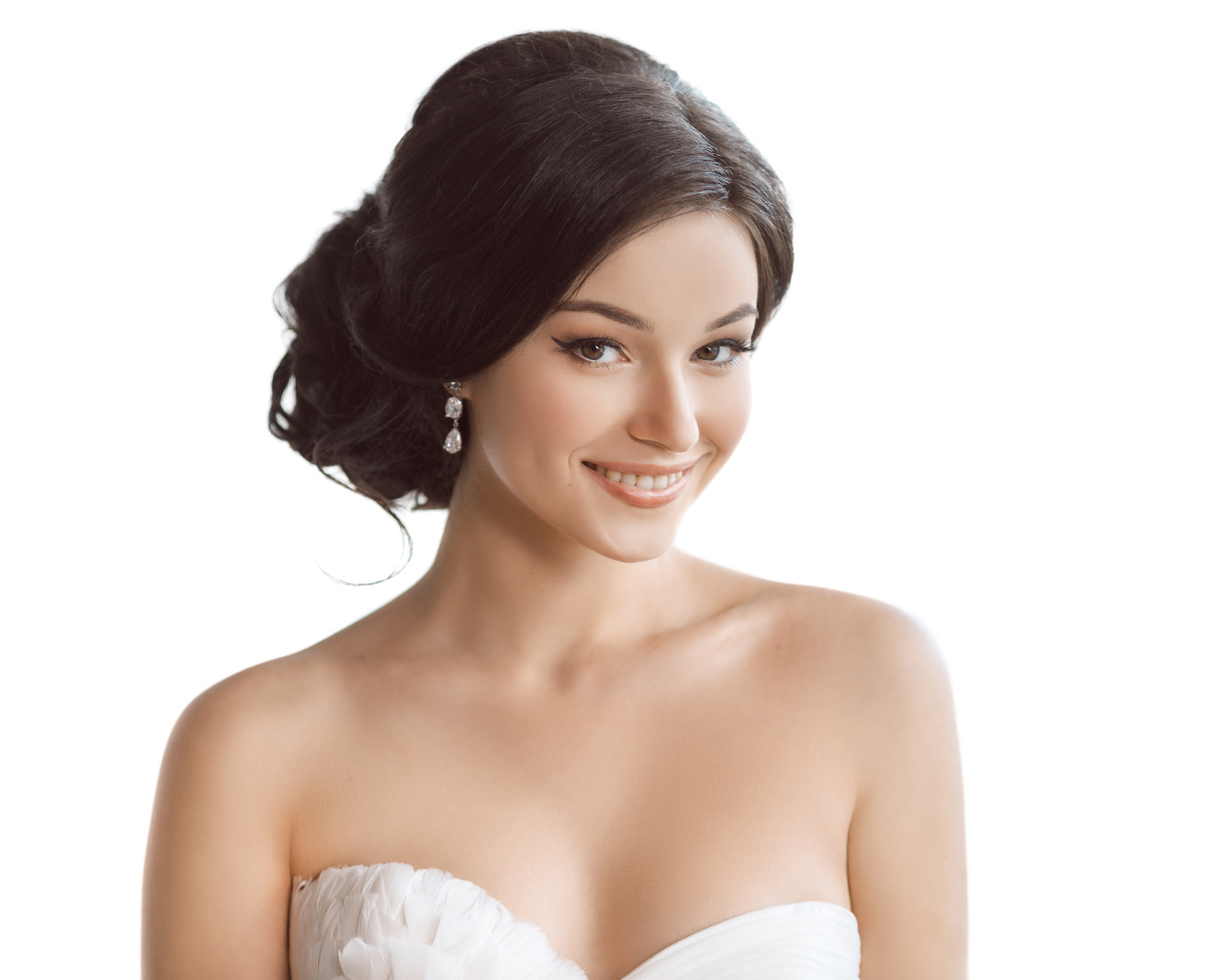 Девушка невеста с красивой прической на белом фоне