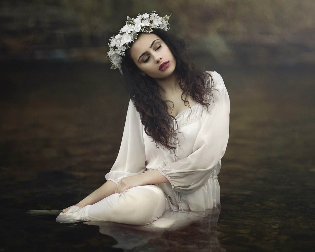 Девушка в красивом белом платье в воде