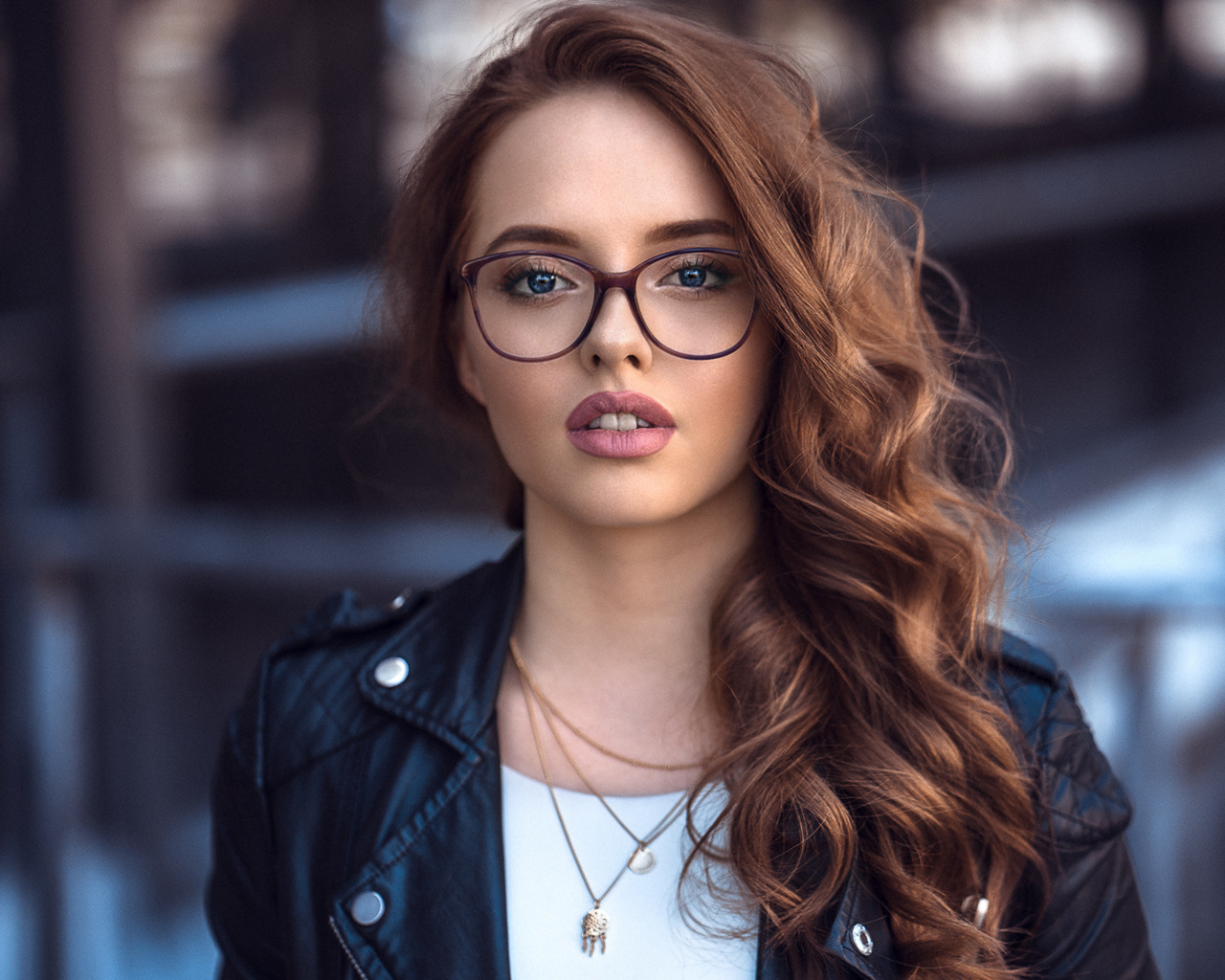 Девушка в черной куртке в очках 