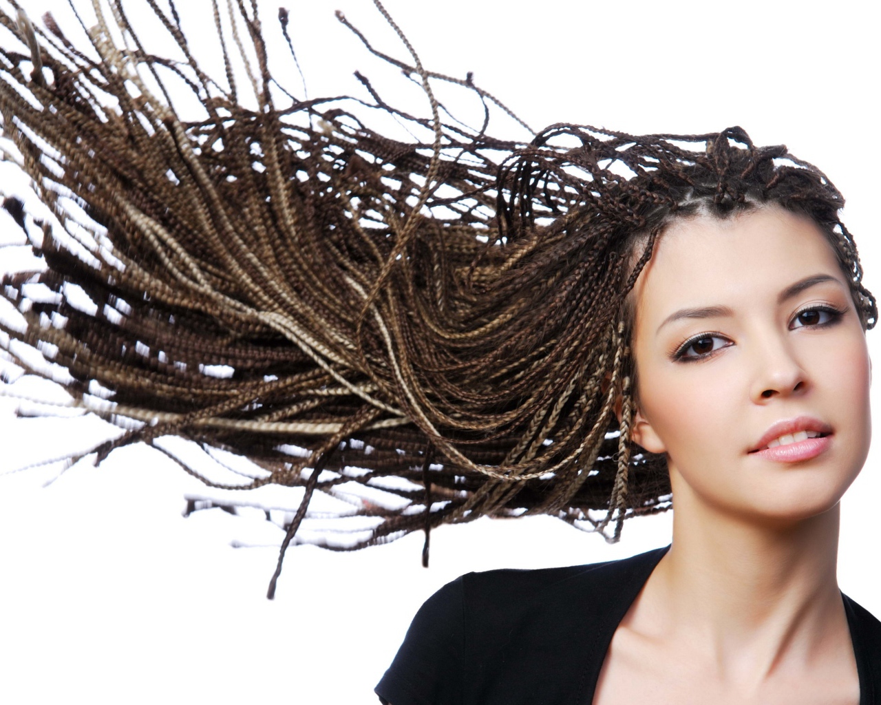 Девушка с прической косичками на голове на белом фоне