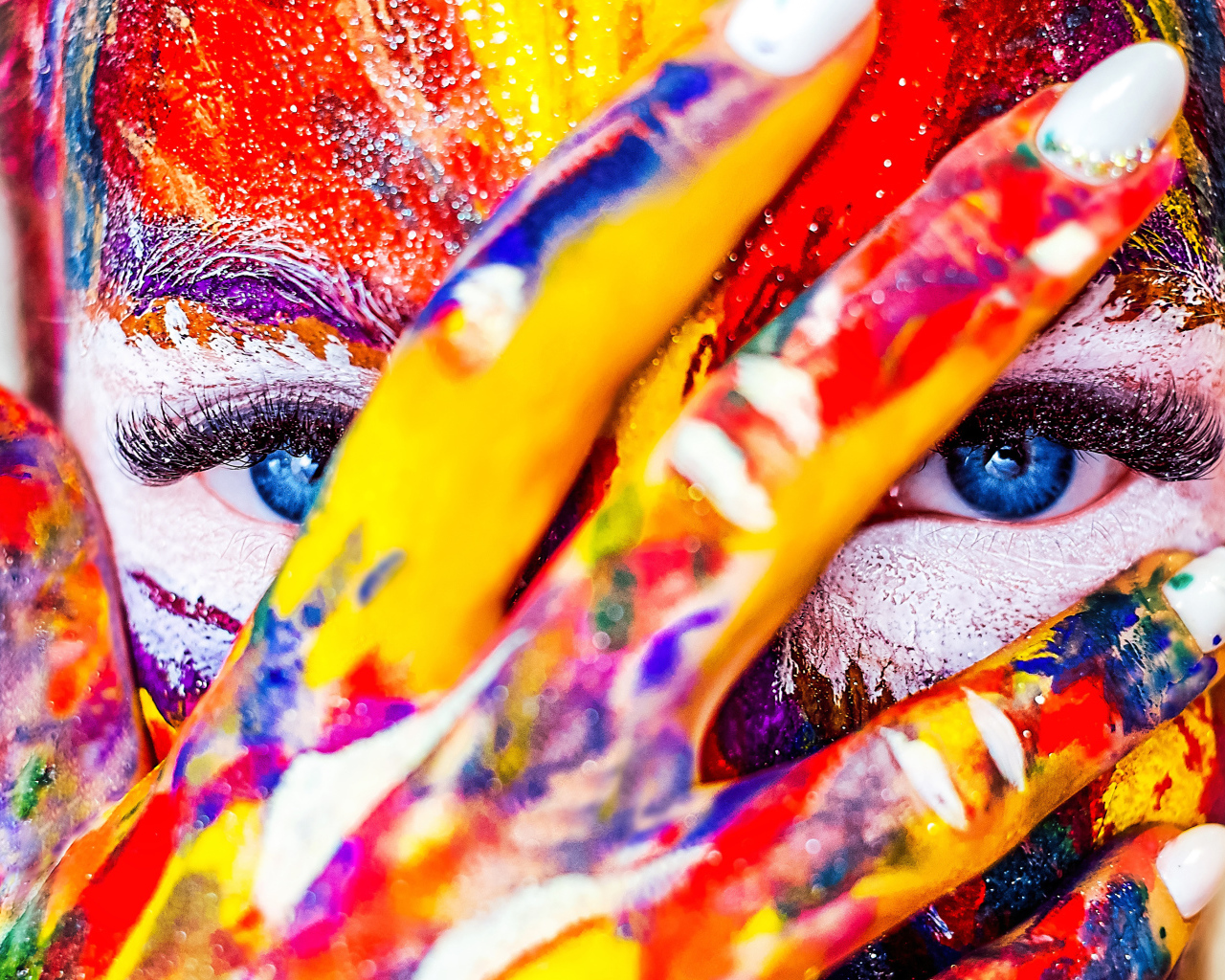 Девушка с разрисованным краской лицом