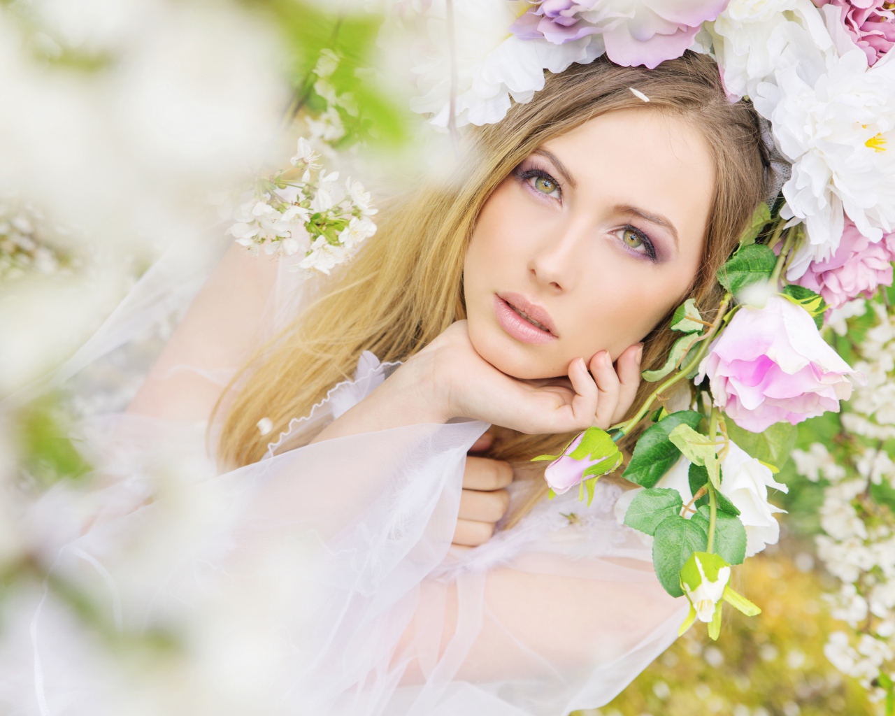 Зеленоглазая девушка в цветах розы