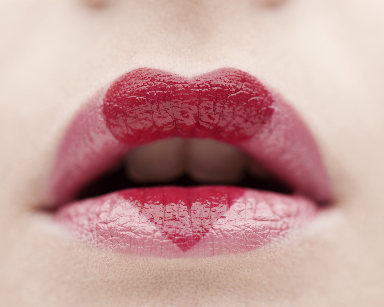 Сердце нарисовано губной помадой на губах 