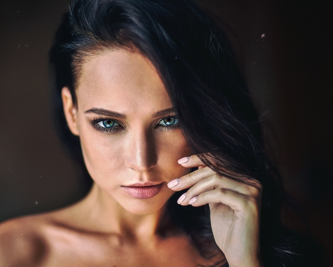 Горячая брюнетка с красивыми глазами