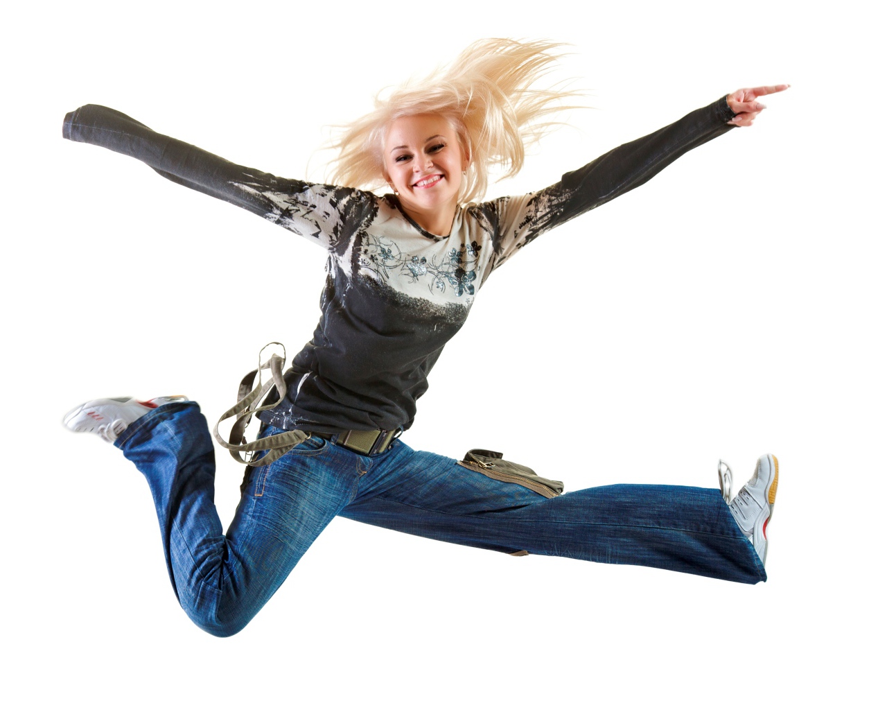 Прыжок девушки на белом фоне