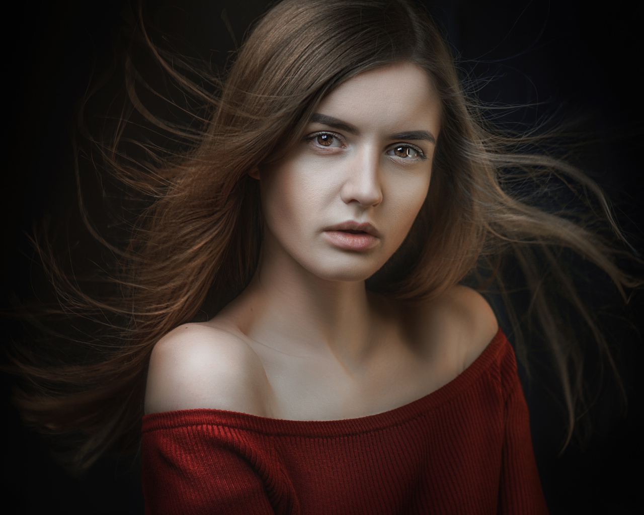Длинноволосая красивая девушка в красном свитере