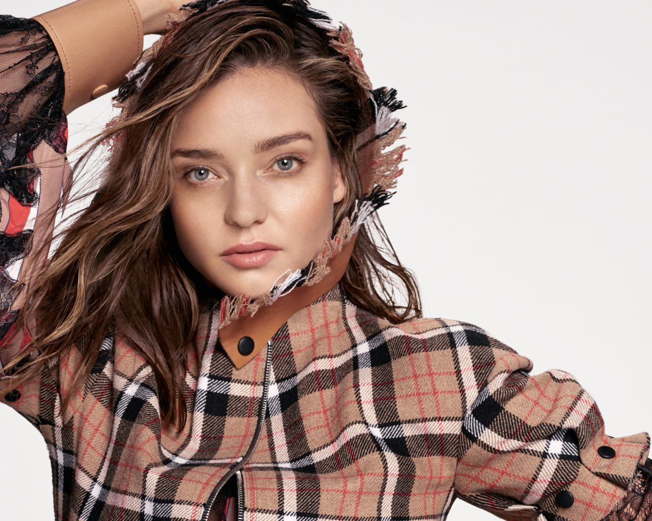 Модель Миранда Керр на белом фоне