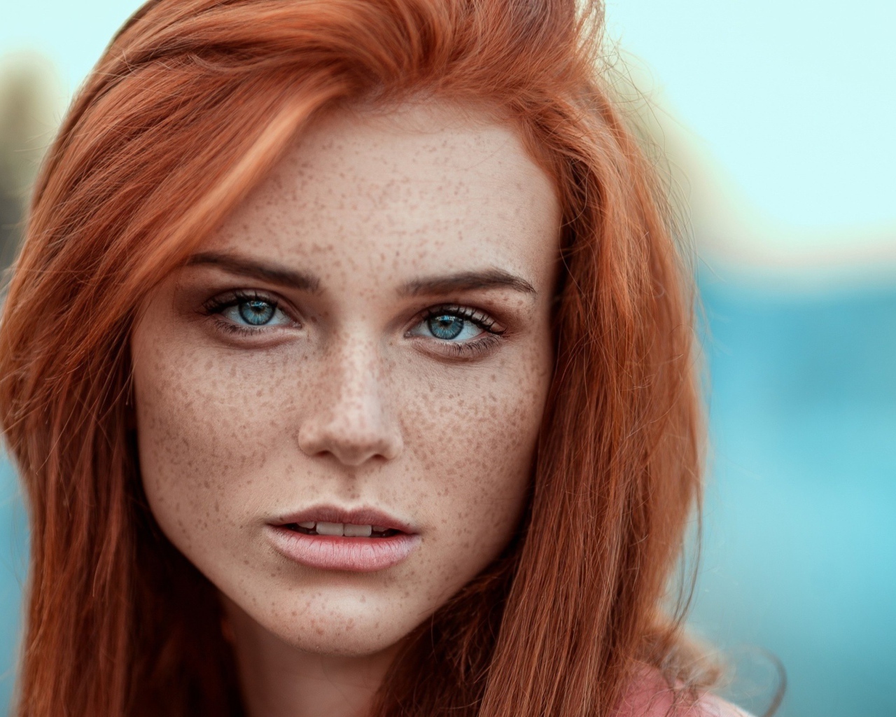 Рыжеволосая девушка голубоглазая девушка с веснушками 