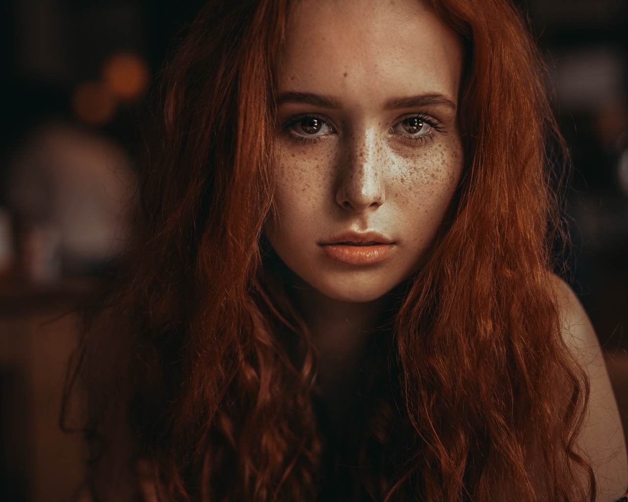 Рыжеволосая девушка с красивыми глазами 