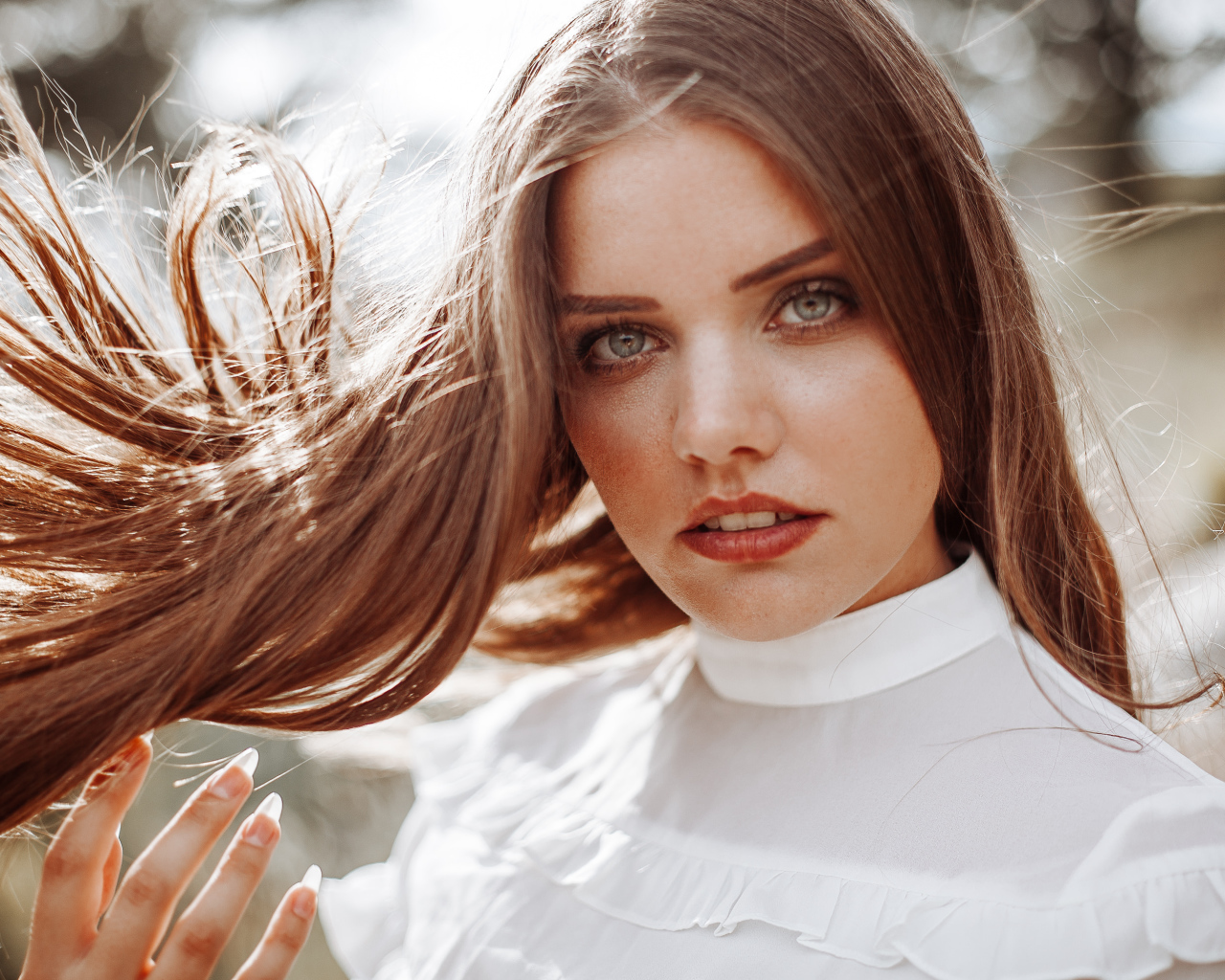 Рыжеволосая девушка с распущенными длинными волосами