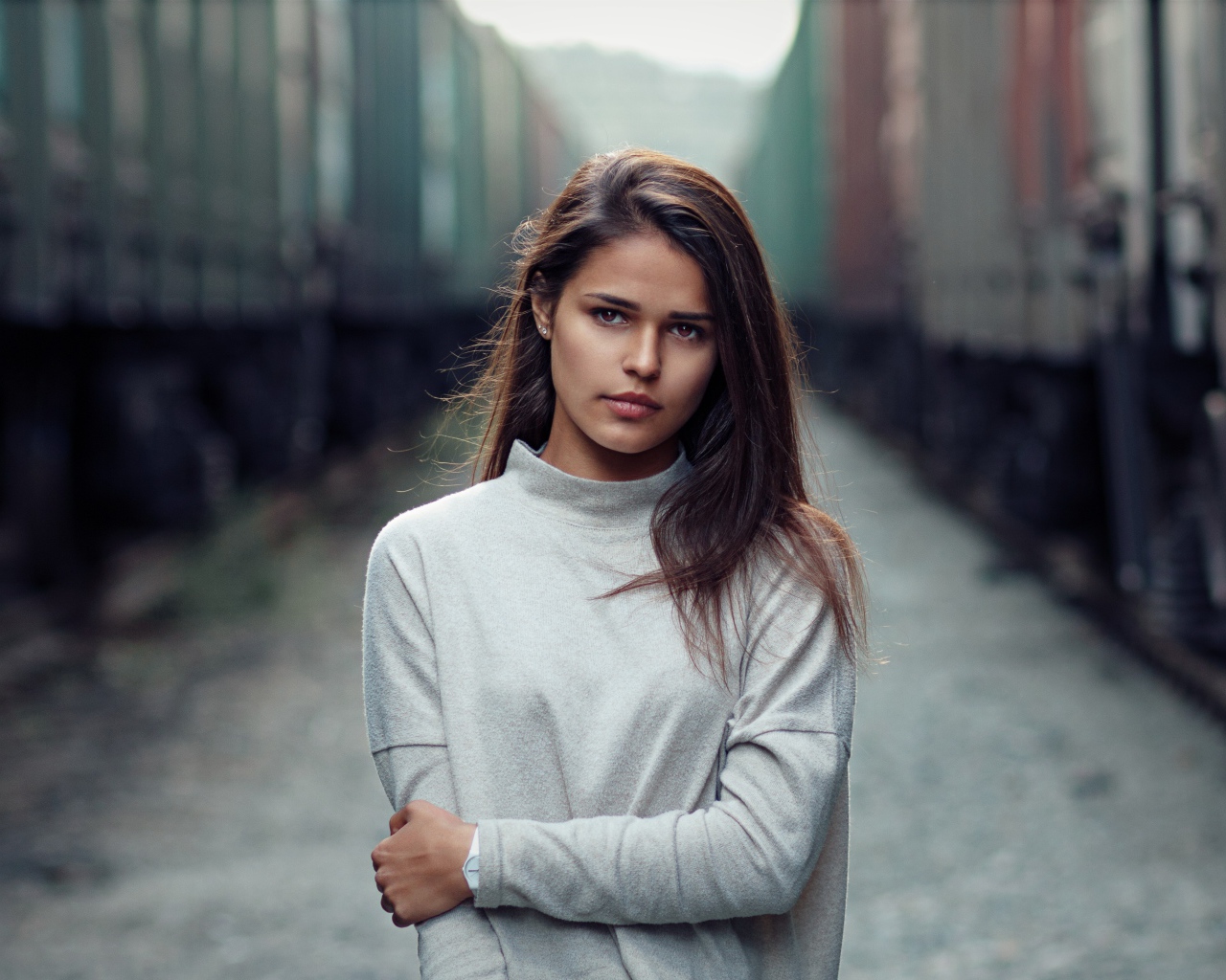 Грустная шатенка с карими глазами