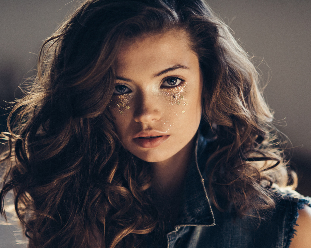 Грустная шатенка в жилетке 