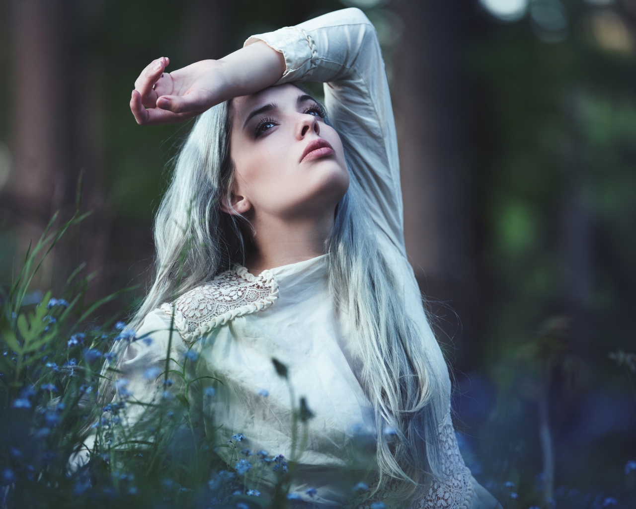 Грустная молодая блондинка в голубых цветах