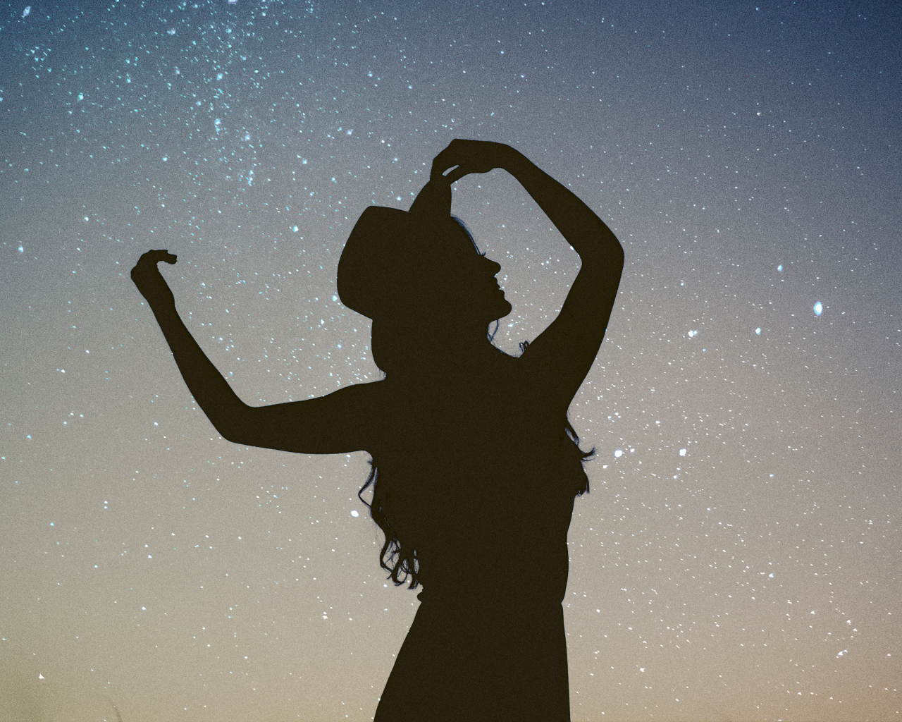 Силуэт девушки в шляпе на фоне неба