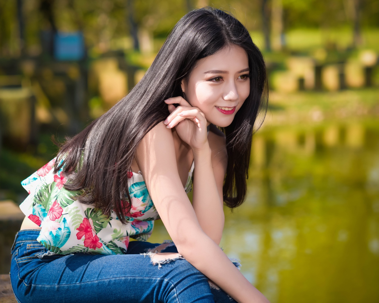 Улыбающаяся красивая девушка азиатка у воды