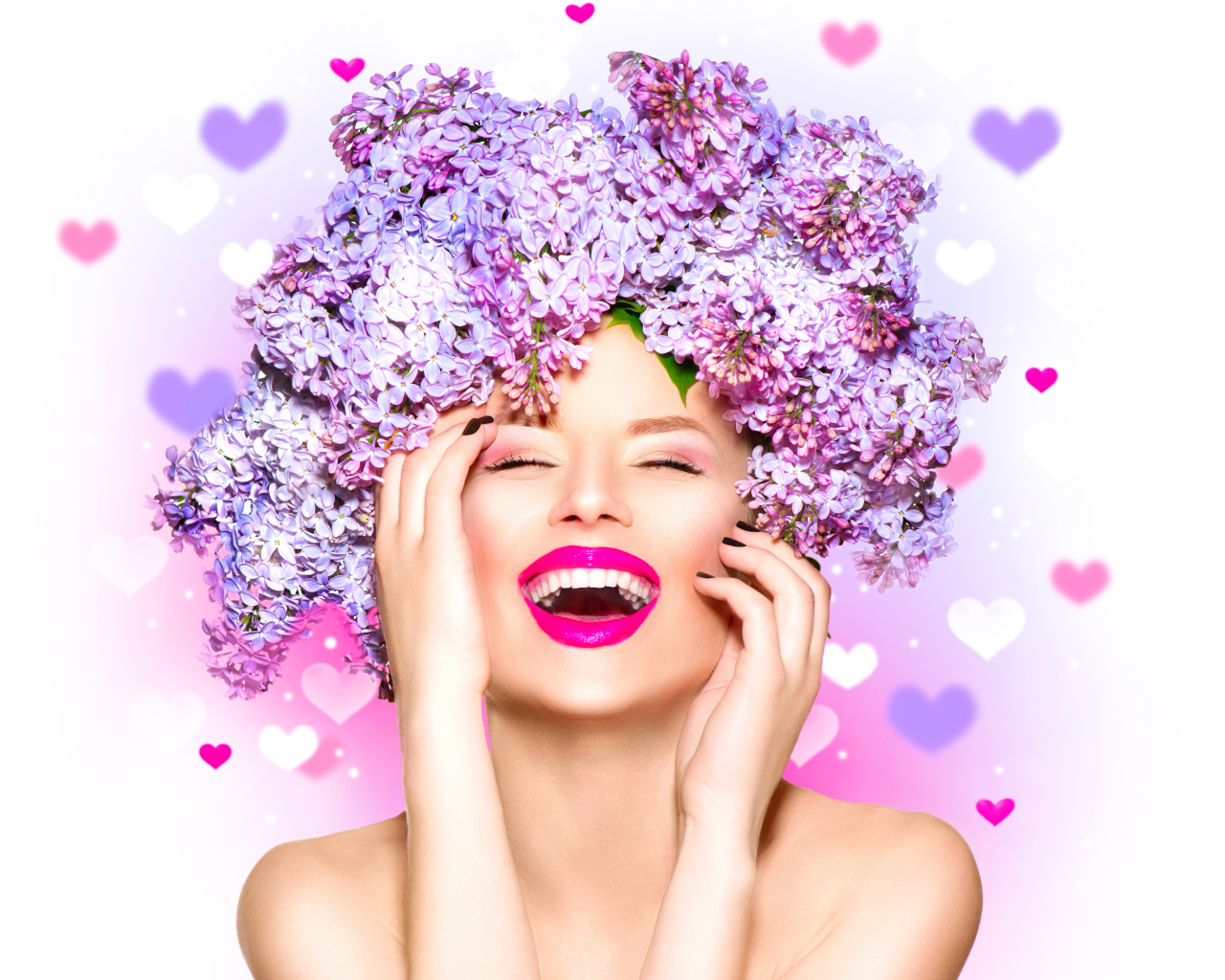 Улыбающаяся девушка с цветами сирени на голове