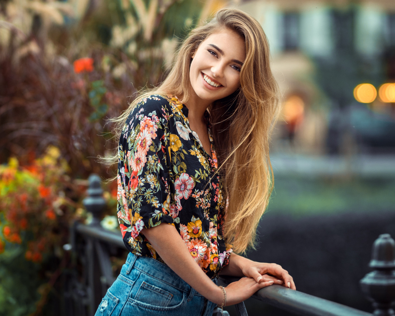 Улыбающаяся девушка с длинными волосами
