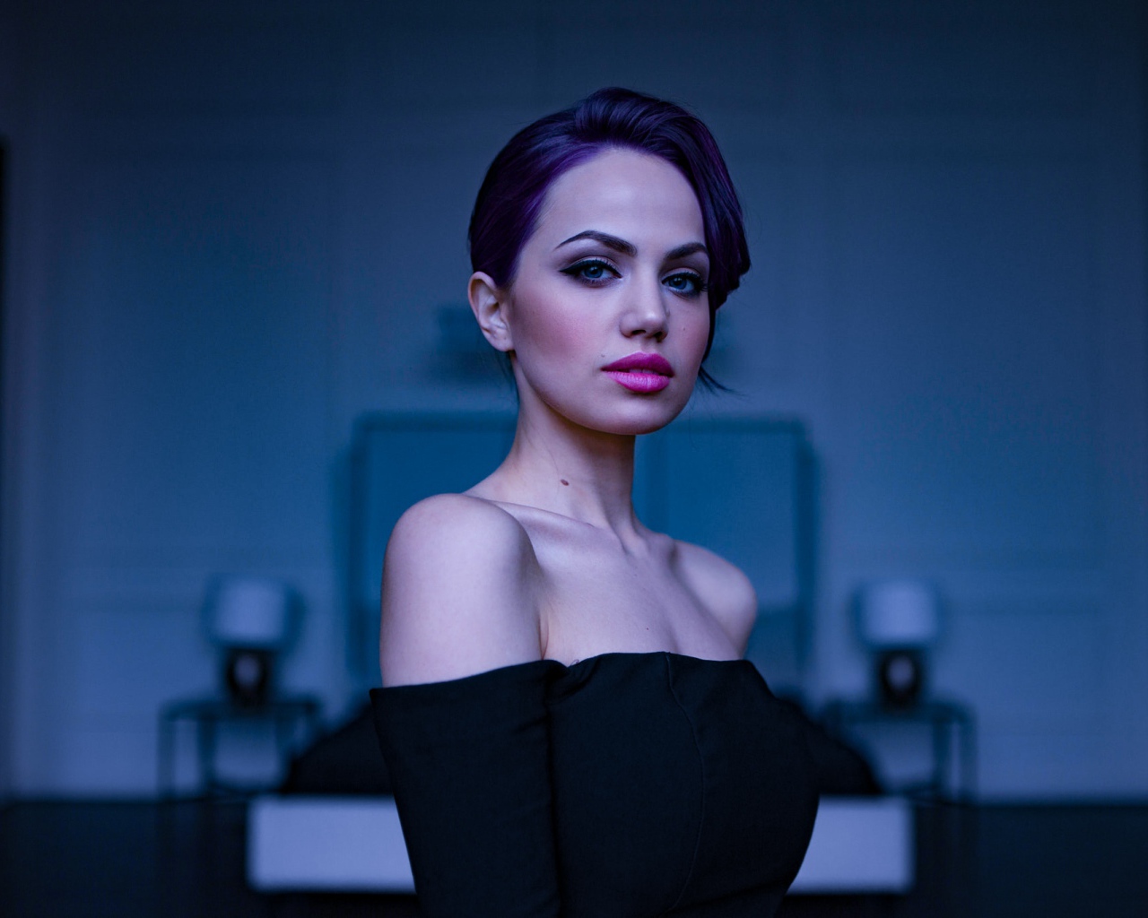 Стильная голубоглазая девушка с красивым макияжем