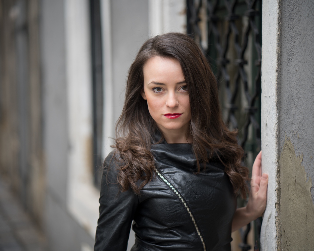 Стильная девушка брюнетка в черной кожаной куртке