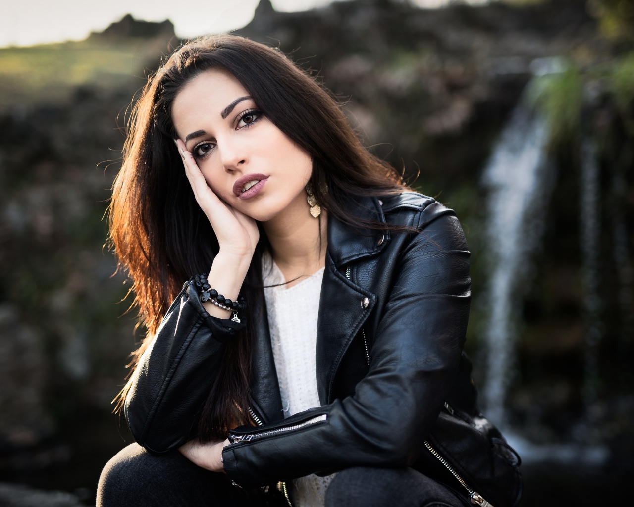 Стильная брюнетка в черной кожаной куртке