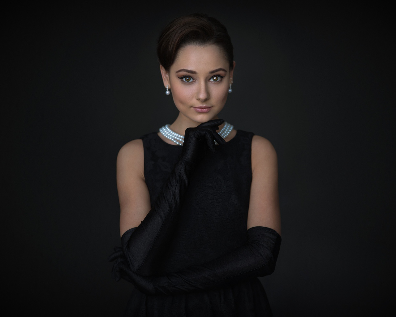 Стильная девушка в маленьком черном платье