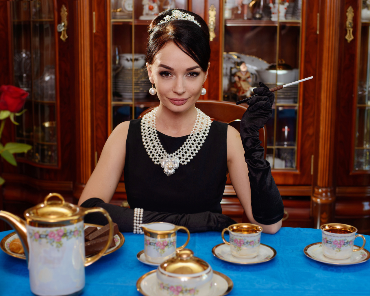 Стильная девушка в ретро стиле за столом с чаем