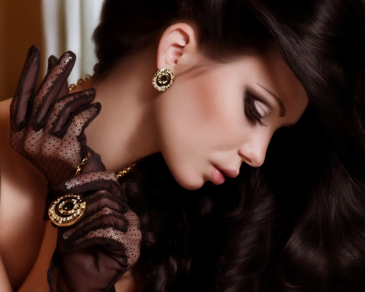 Стильная длинноволосая брюнетка с дорогими украшениями