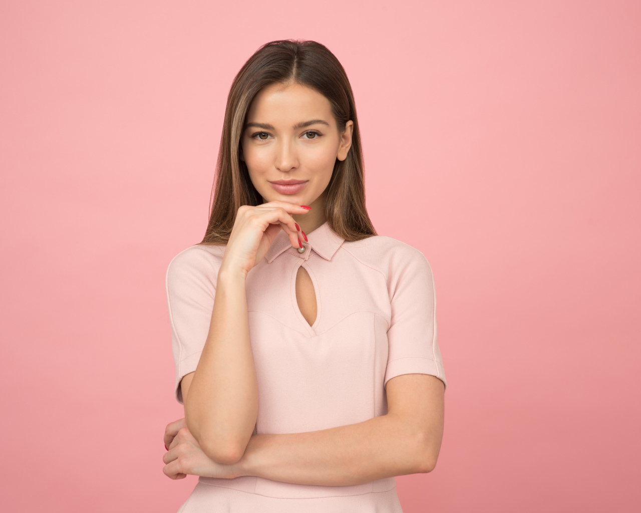 Стильная молодая девушка на розовом фоне 