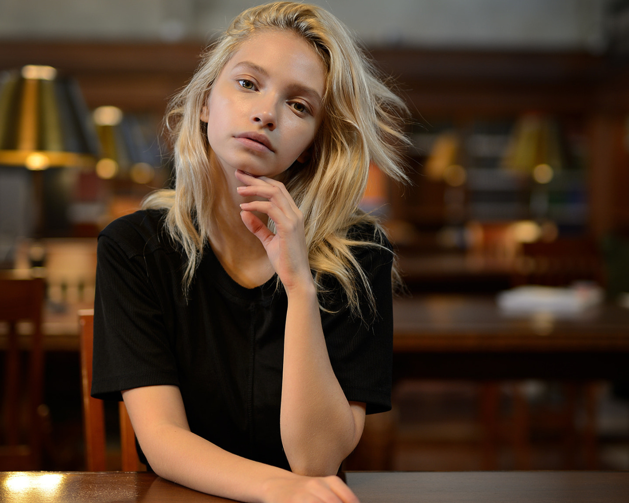 Нежная девушка блондинка в библиотеке