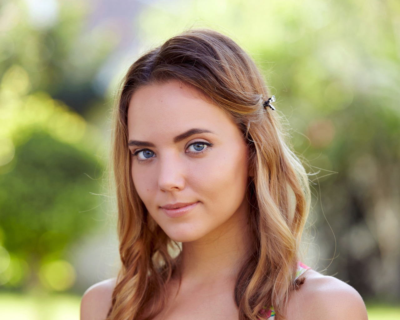 Нежная голубоглазая шатенка с заколкой в волосах 