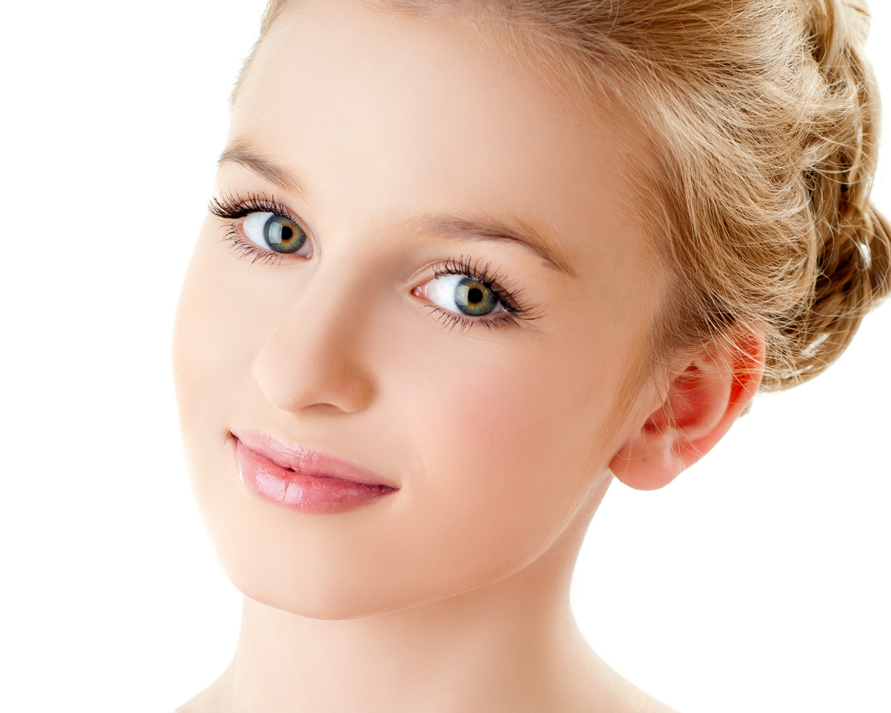 Нежная милая девушка лицо крупным планом на белом фоне