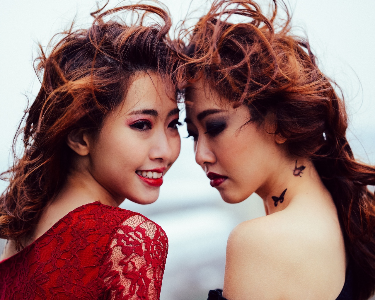 Две девушки азиатки с ярким макияжем 