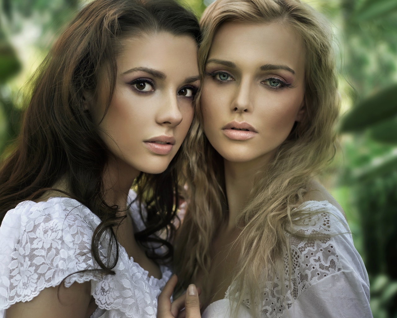 Две красивые девушки в белых платьях