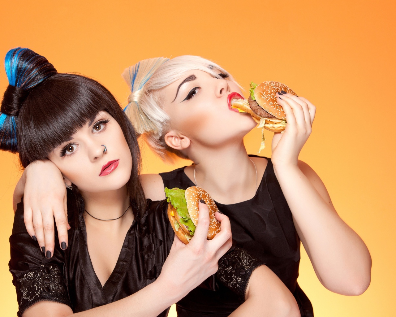 Две девушки с ярким макияжем с гамбургерами